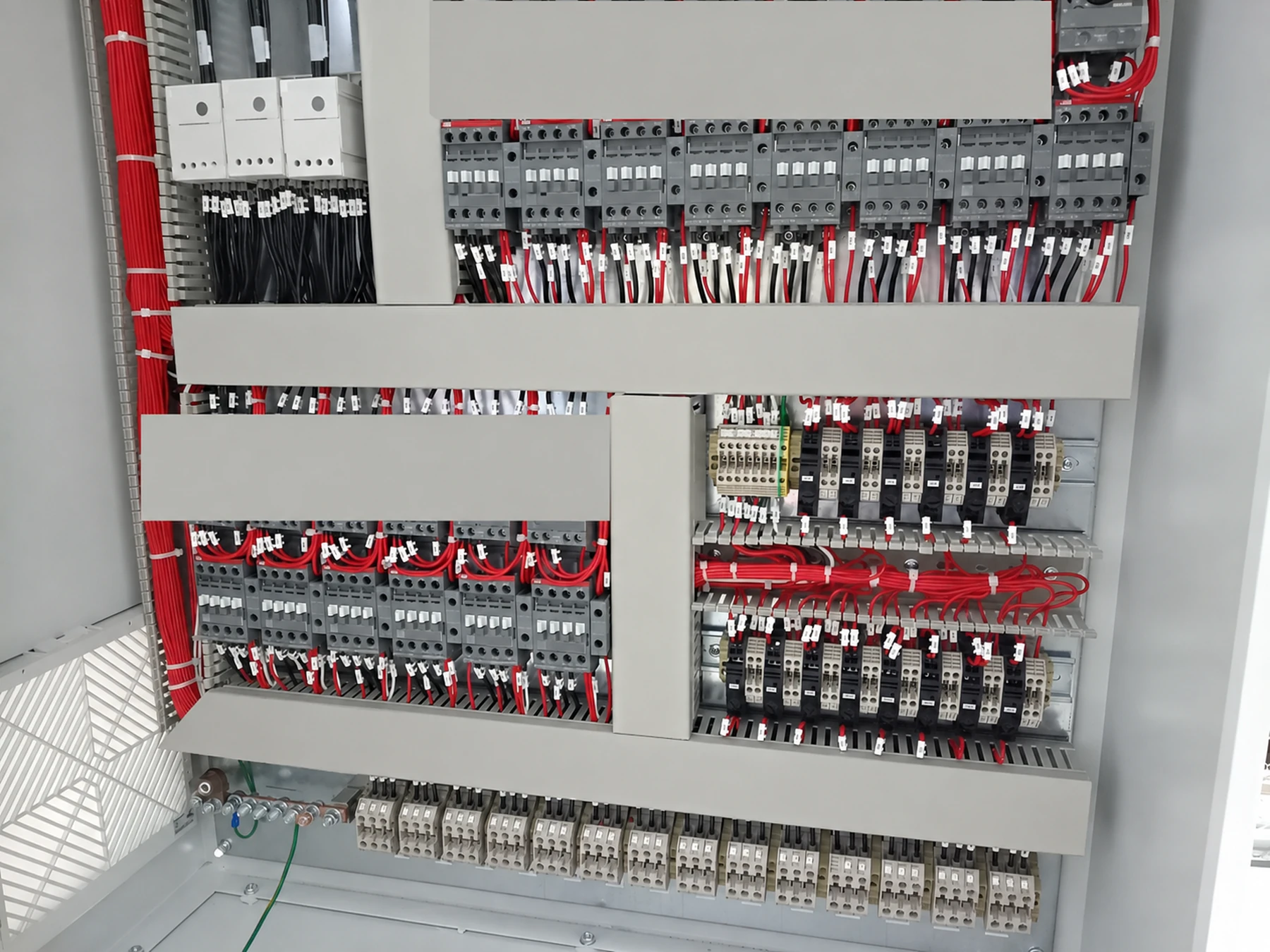 Centro de control de motores con elementos de maniobra y protección