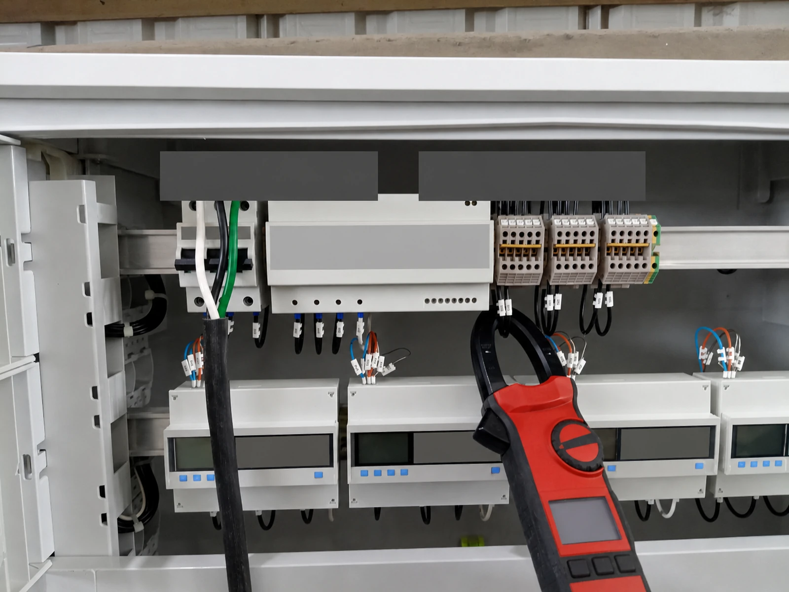 Medidores digitales instalados en gabinete