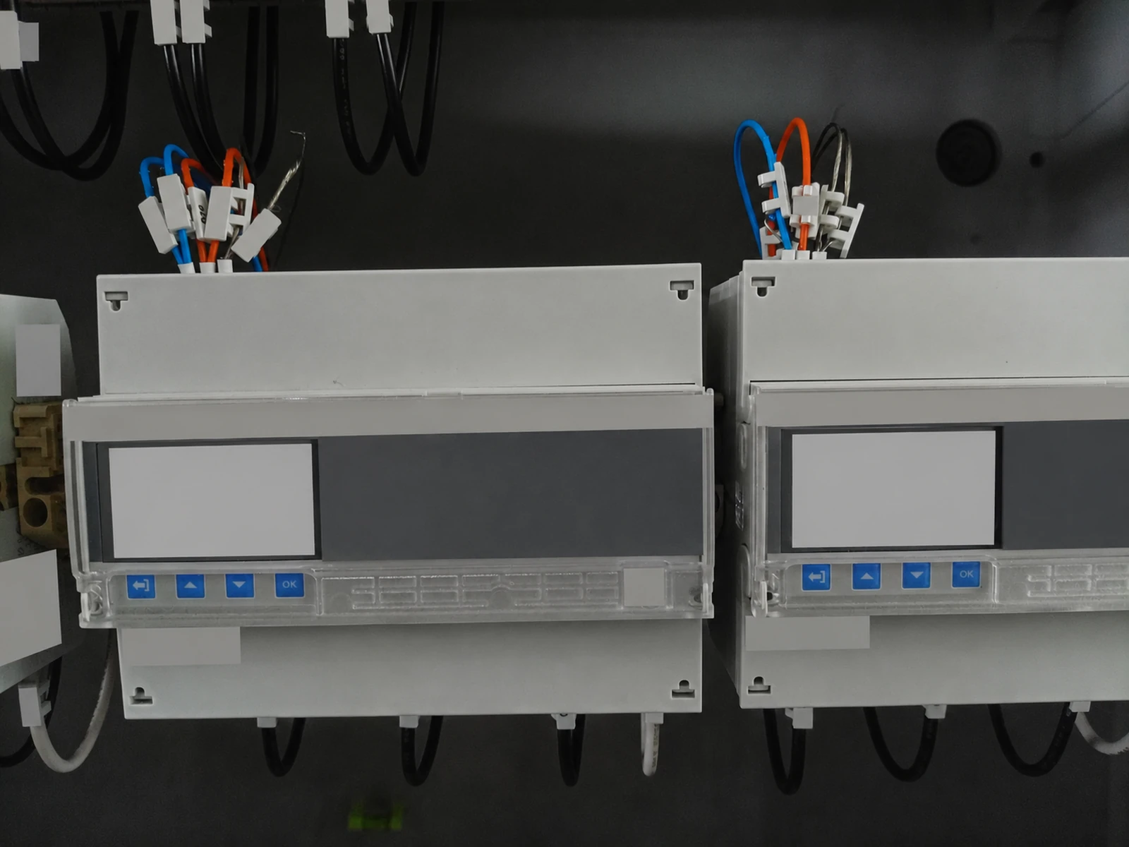 Medidores digitales para supervisión de variables eléctricas