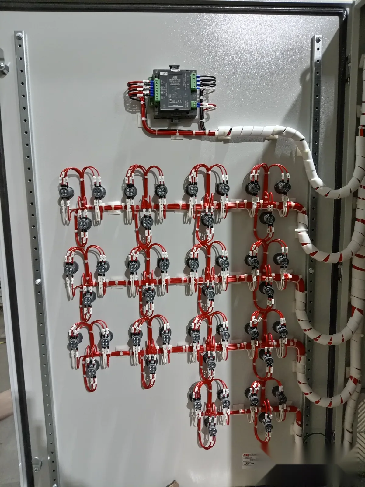 Matriz de control con cableado rojo ordenado