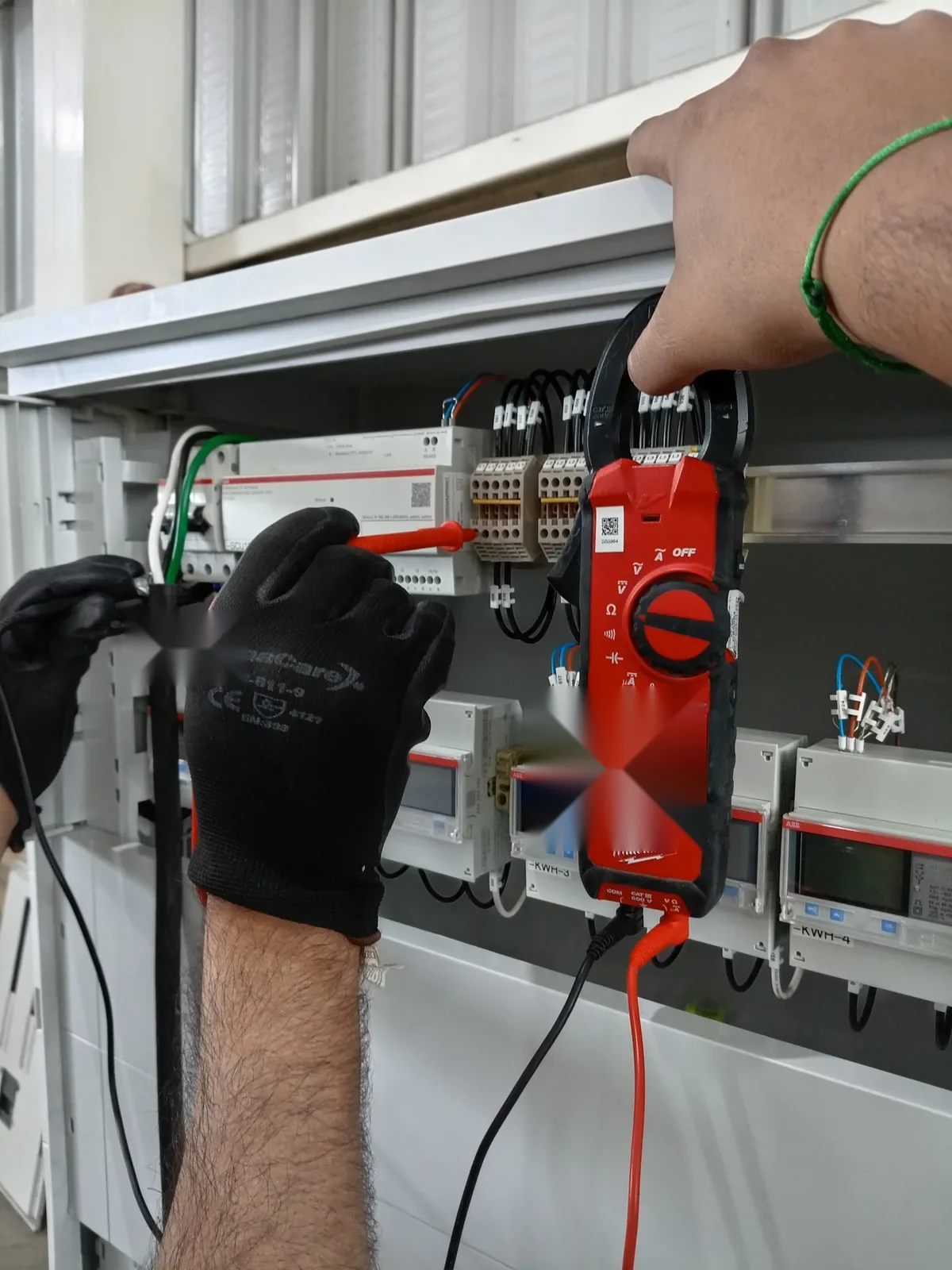 Pruebas técnicas en gabinete eléctrico