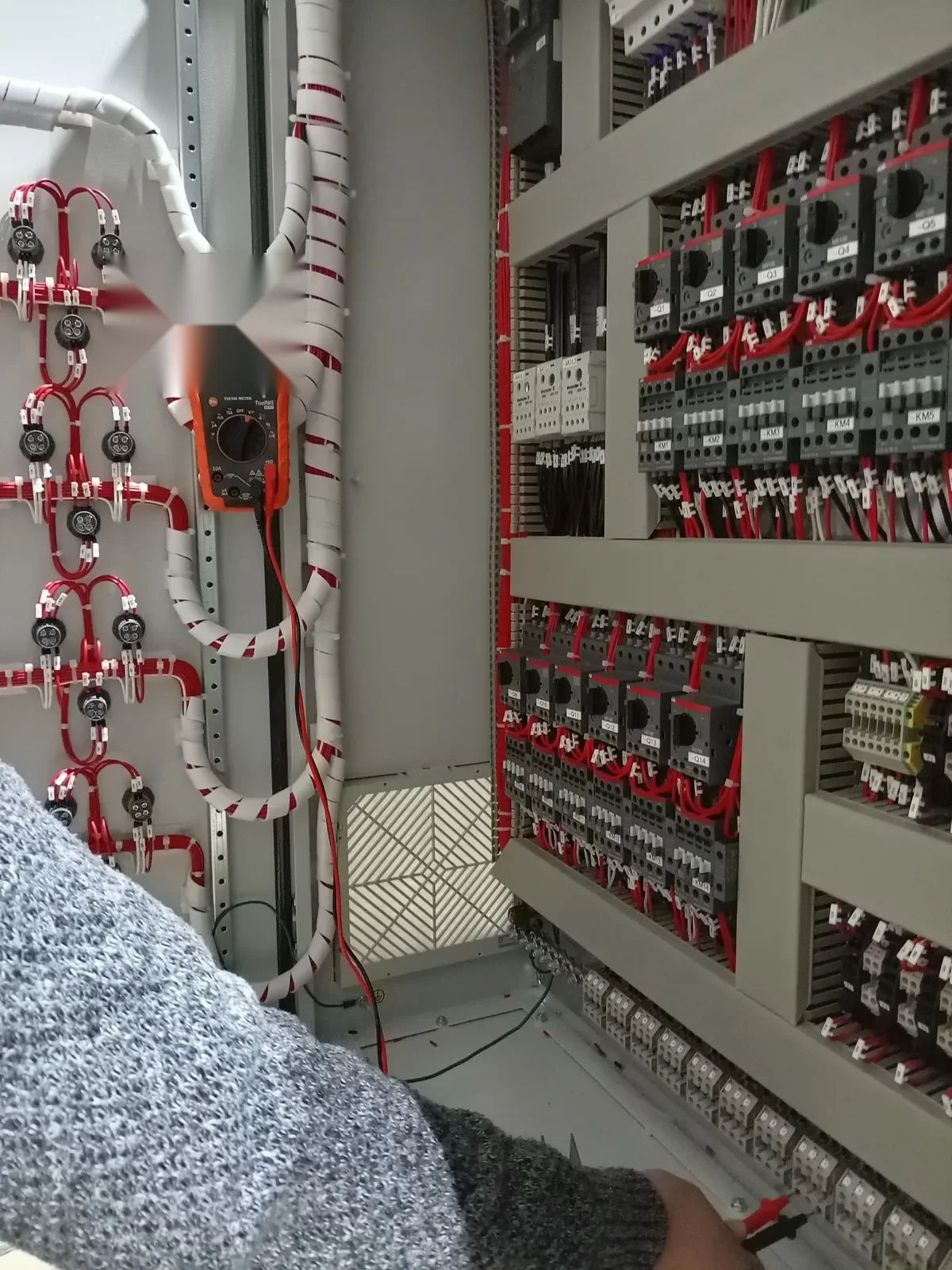 Pruebas eléctricas y soporte técnico en gabinete